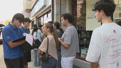 Colas para buscar os mellores pisos de alugueiro para o curso en Santiago