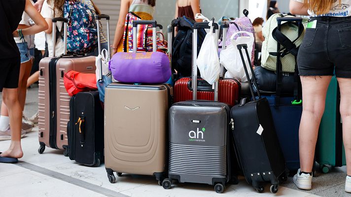 Telediario 1 - Primera Operación Salida del verano: cómo han cambiado las vacaciones en 40 años