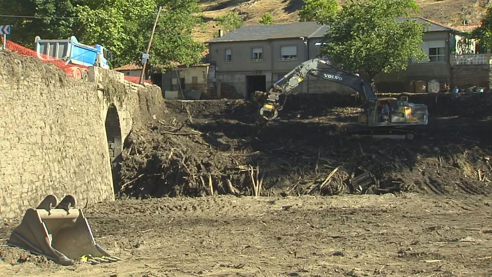 Avanza a limpeza dos restos das riadas en Viana do Bolo - Telexornal - Galicia | Vexa