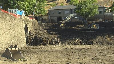 Avanza a limpeza dos restos das riadas en Viana do Bolo - Telexornal - Galicia | Vexa