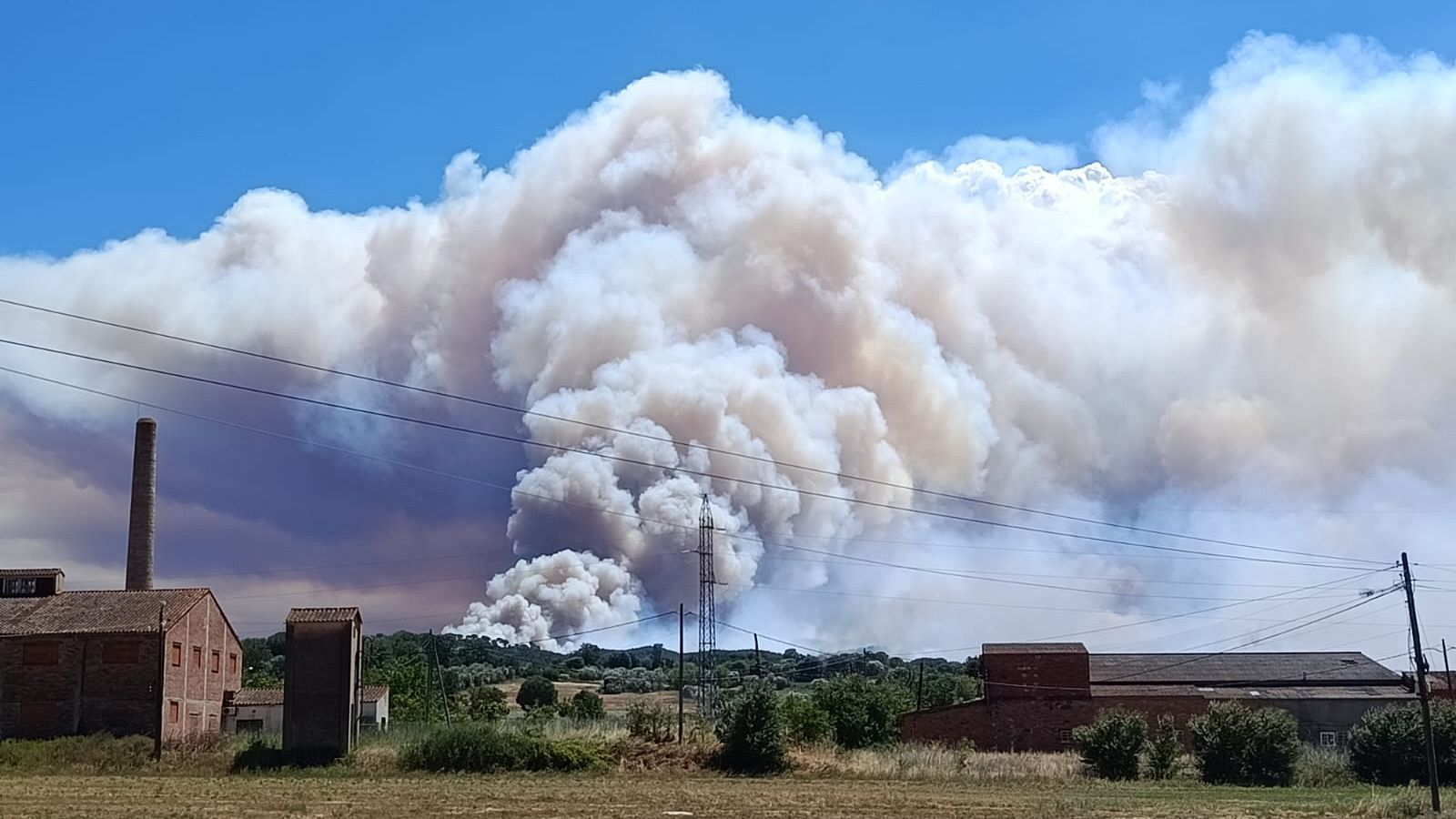 El incendio de La Bisbal d'Empordà obliga a confinar a 50.000 personas - Informativo 24h | Ver