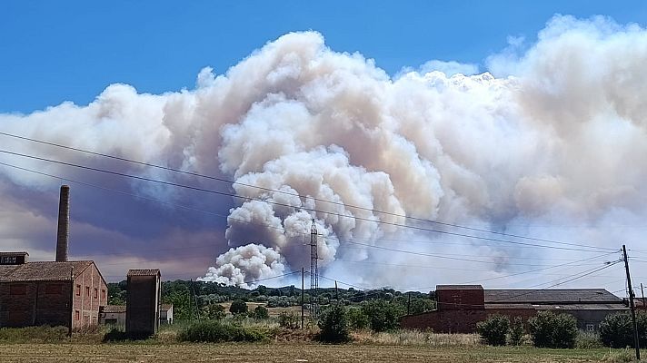 Informativo 24h - El incendio en Girona afecta al espacio natural de las Gavarres y confina a 45.000 personas