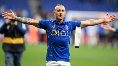 El mundo del f�tbol rinde homenaje a Santi Cazorla - Panorama Regional | Ver