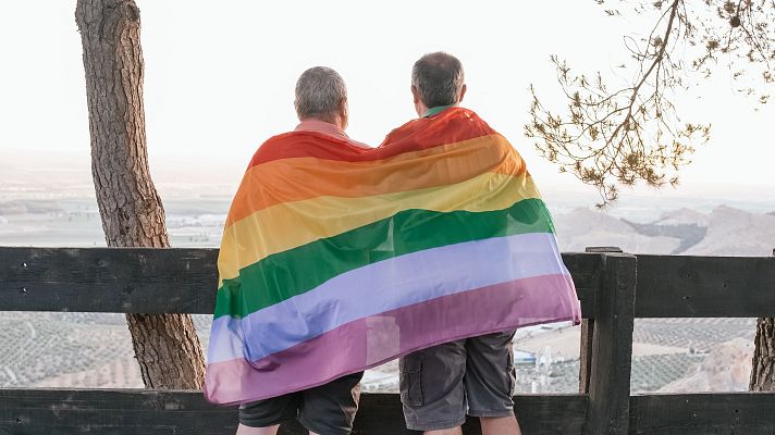 Telediario 2 - Mayores LGTBIQ denuncian discriminación: "Noto el rechazo y hasta el asco"