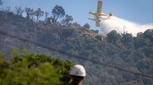 "El incendio de La Bisbal, Girona, mantiene siete municipios confinados y los esfuerzos se centran en el flanco derecho