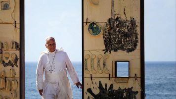El papa recuerda en Lampedusa a los migrantes muertos en el mar, "v�ctimas de decisiones tomadas u omitidas"