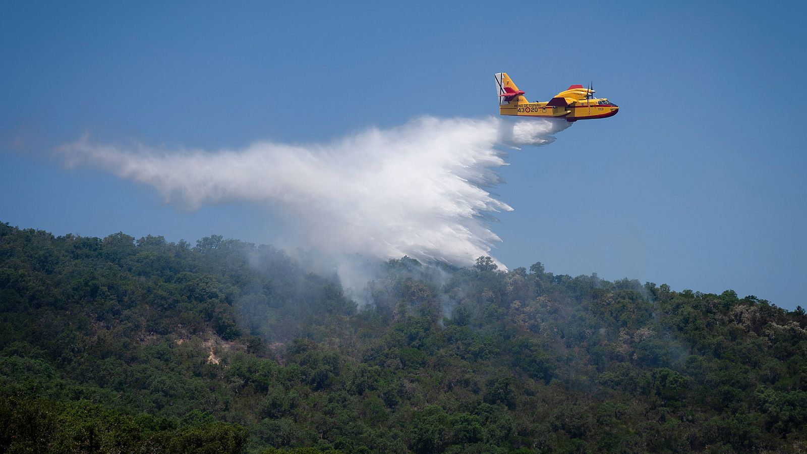 Los bomberos tratan de sofocar el flanco derecho del incendio de La Bisbal - Fin de semana 24h | Ver