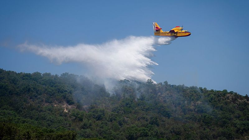 Los bomberos tratan de sofocar el flanco derecho del incendio de La Bisbal - Fin de semana 24h | Ver