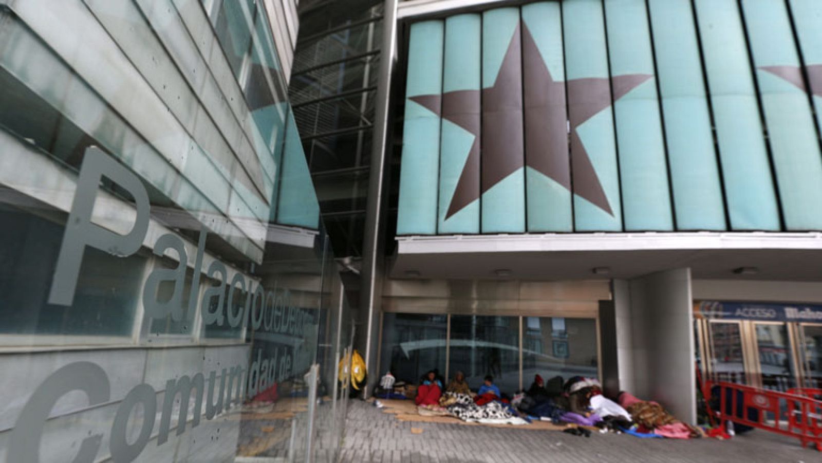 Acampada junto al Palacio de los Deportes madrileño para adquirir entradas para el concierto de Justin Bieber | Ver
