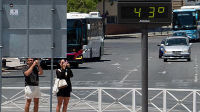 La segunda ola de calor del verano abrasa a Espa�a y se recrudecer� este lunes con registros extremos