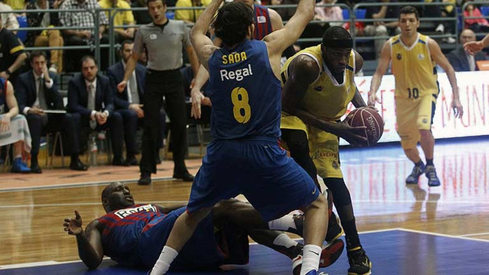 El Barça Regal rompió una racha de 7 victorias seguidas del CB Canarias al vencer por 81-88, con Huertas como héroe. Los locales dieron la cara pero el cuadro barcelonista mantuvo la sangre fría.
