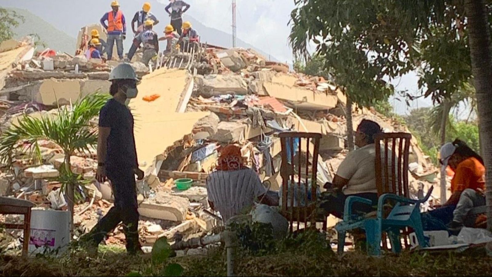 A doce días de la peor tragedia de Venezuela, el país se enfrenta al reto de gestionar millones de toneladas de escombros | Ver