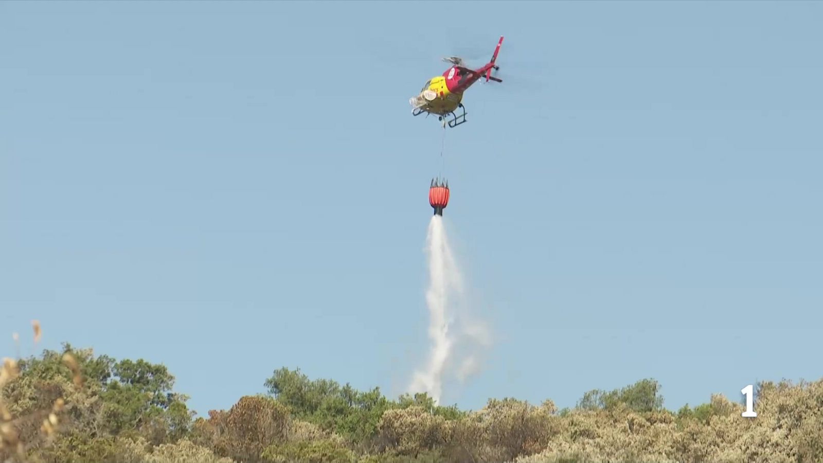 Incendi a les Gavarres: risc de revifades i evacuacions
