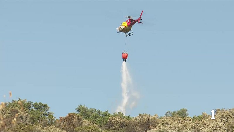 Incendi a les Gavarres: risc de revifades i evacuacions