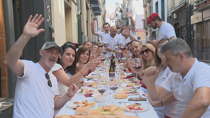 Telenavarra - Las cuadrillas de amigos se reúnen en los almuerzos antes del Chupinazo
