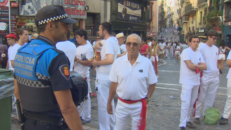 Las altas temperaturas obligan a reforzar la seguridad en San Fermín - Telenavarra | Ver