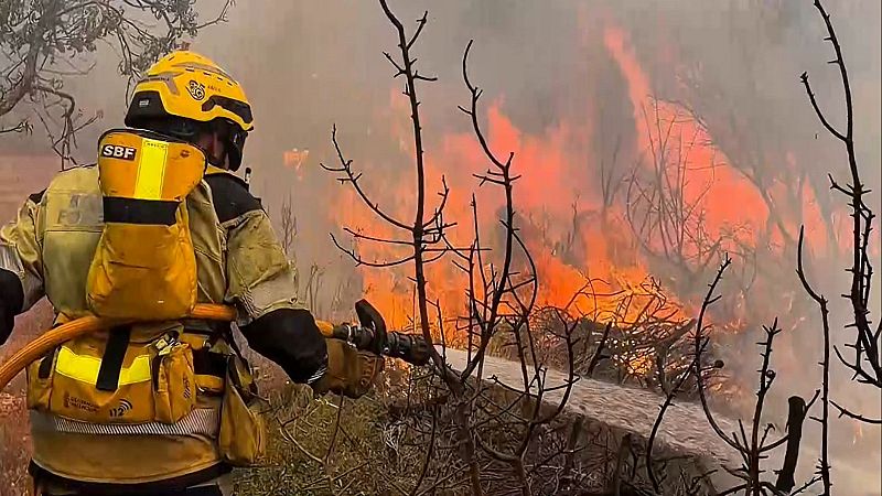 El incendio de Soneja, Castellón, continúa activo y se enfrenta a las horas más críticas - Telediario 1 | Ver
