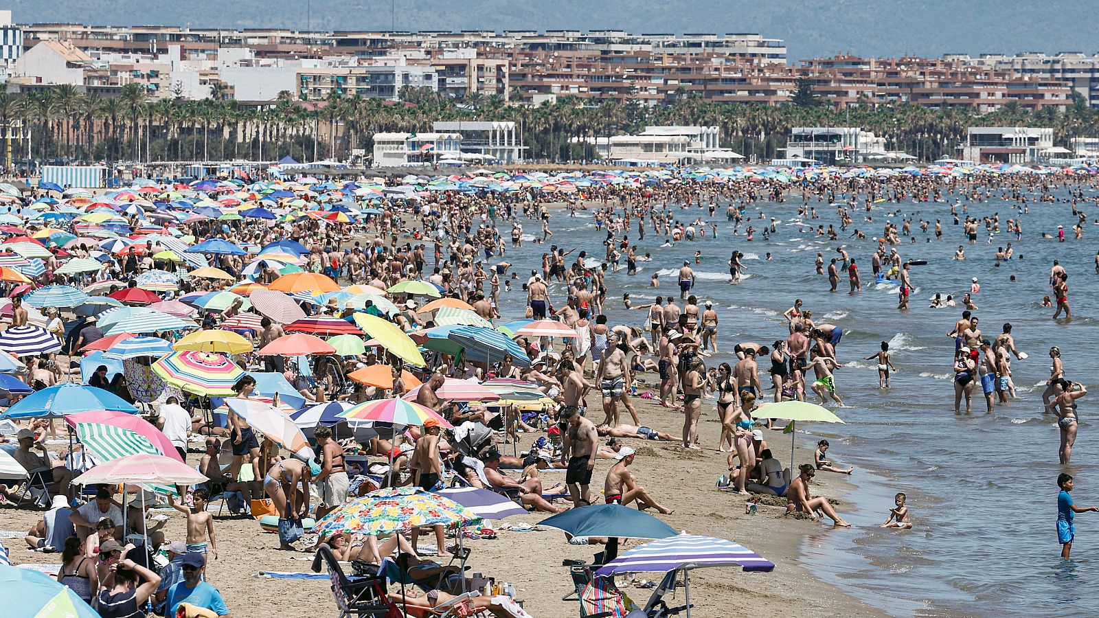 Primer fin de semana de julio con lleno en las playas y también en bares y restaurantes - Noticias Murcia | Ver