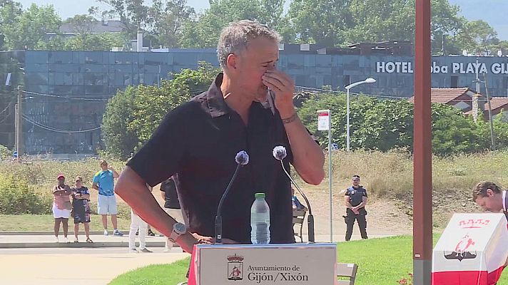 Fútbol - El Luis Enrique más emocional se echa a llorar al hablar sobre su familia en la presentación de una playa con su nombre