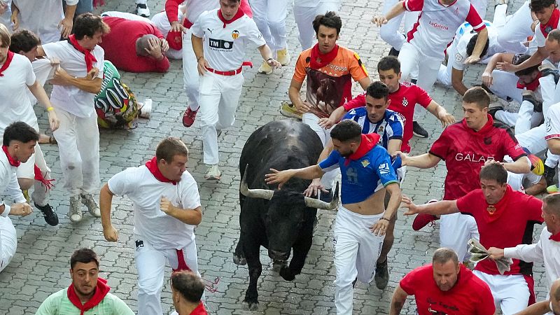 VÍDEO | Los toros de Fuente Ymbro ofrecen un primer encierro de Sanfermines explosivo y limpio - Sanfermines en RNE | Ver