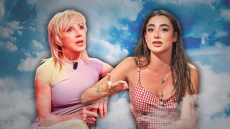 Ana Torroja y Lola Lolita conversan ante un fondo de cielo azul y nubes. Ana luce cabello rubio y top degradado; Lola, cabello castaño, top vichy y joyas doradas.
