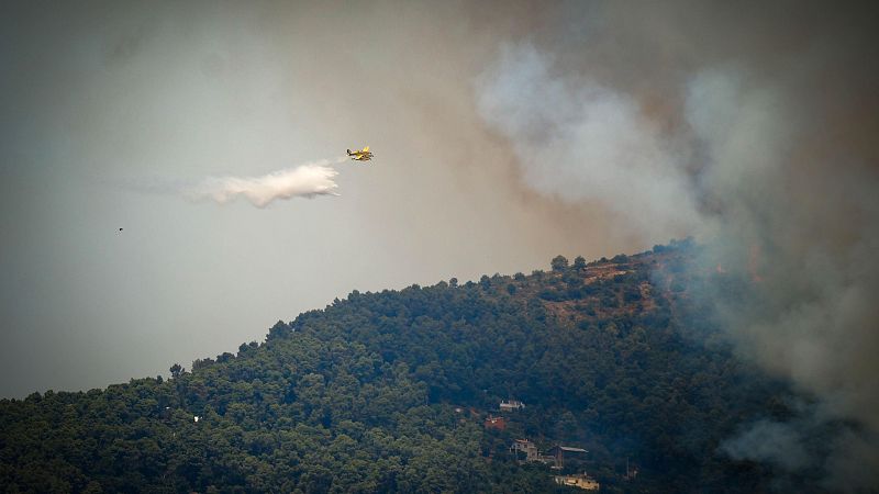 El incendio de Sentmenat, en Barcelona, ante horas "críticas" - Telediario 1 | Ver