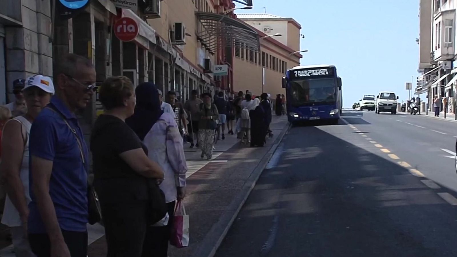 Gobierno de la Ciudad Autónoma pone fecha a la instalación de las 52 nuevas marquesinas de autobús. | Ver