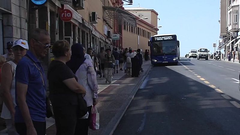 Gobierno de la Ciudad Autónoma pone fecha a la instalación de las 52 nuevas marquesinas de autobús. | Ver