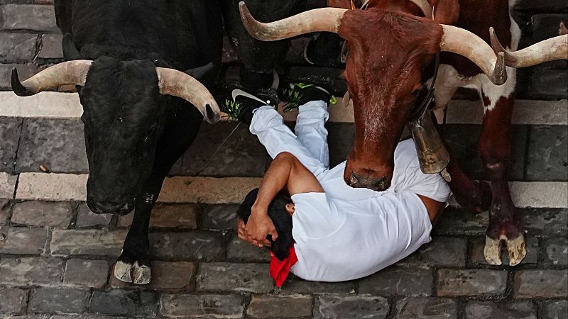 San Fermín 2026: Tercer encierro | Vídeo completo | Ver