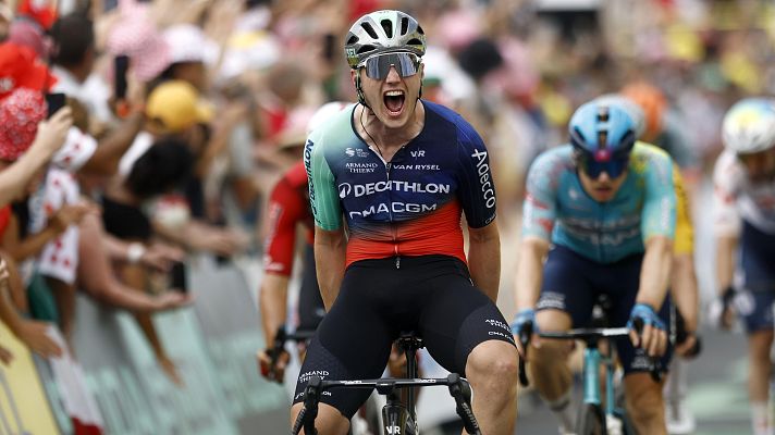 Olav Kooij gana el primer sprint en la etapa 5, con final en Pau