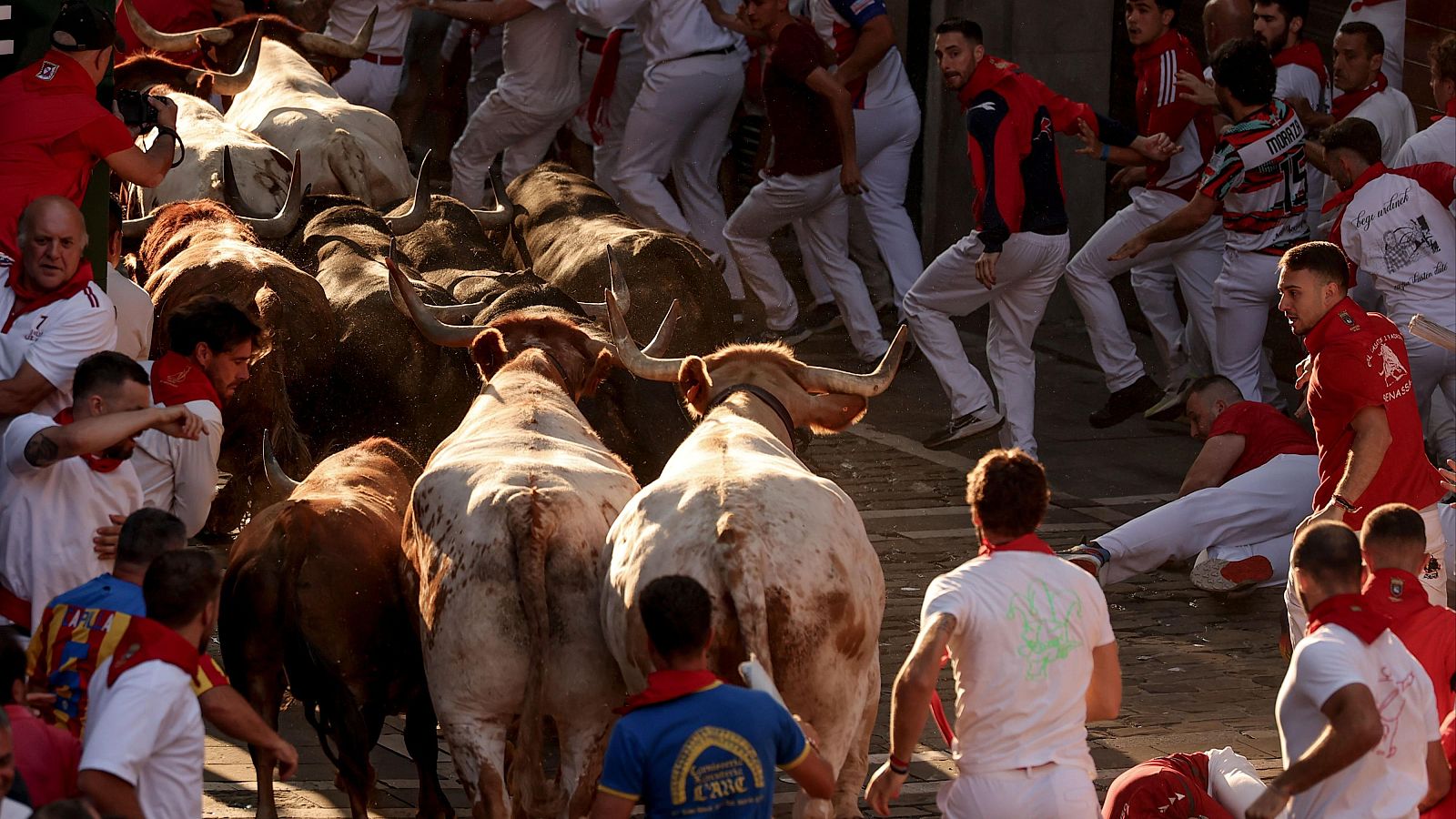 Trepidante y accidentado encierro de Victoriano del Río - Telenavarra | Ver