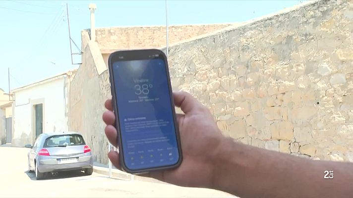 L'Informatiu - Catalunya supera els 40 °C: carrers buits i alerta per la calor