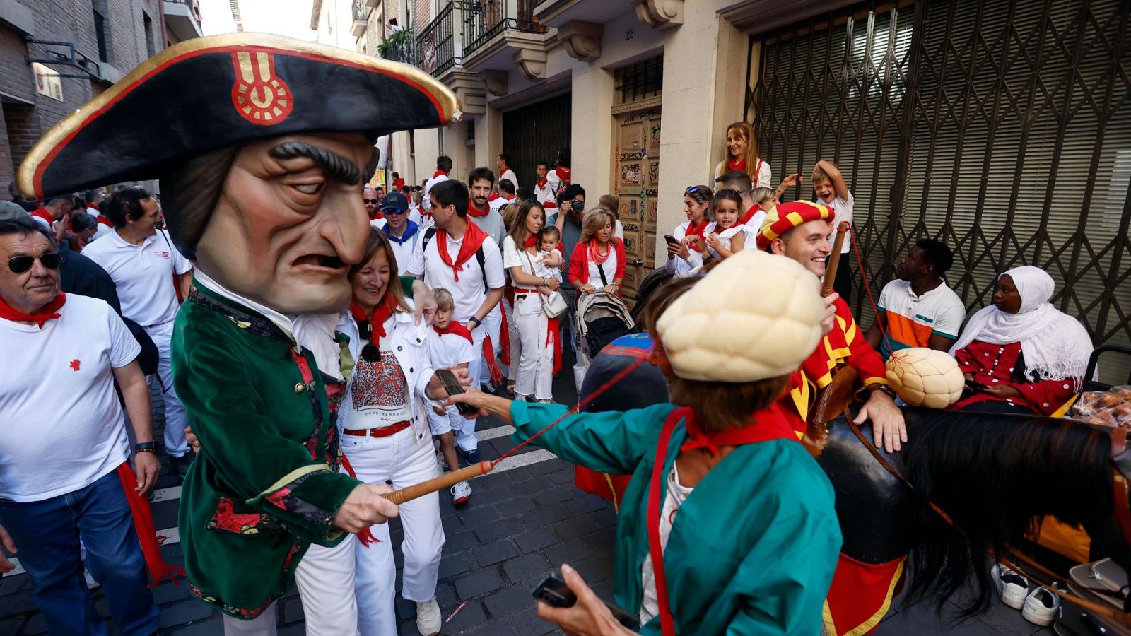 Comparsa de gigantes y cabezudos - Telenavarra | Ver