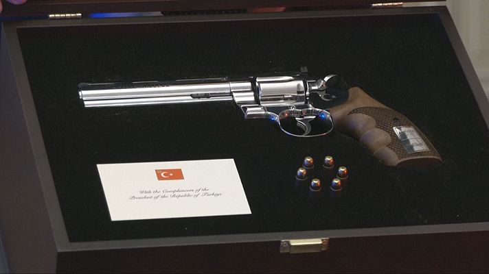  - Un revólver con el nombre grabado y munición real: el regalo del presidente turco Erdogan a Pedro Sánchez