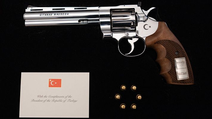  - Un revólver personalizado y munición real: el polémico regalo del presidente turco Erdogan a los líderes de la OTAN