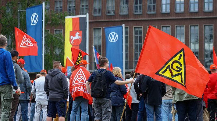 Telediario 2 - Volkswagen estudia el despido de unos 100.000 trabajadores y el cierre de fábricas en Alemania