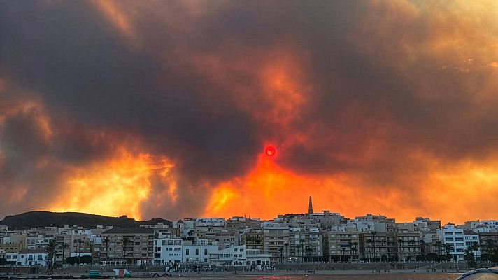 Informativo 24h - El alcalde de La Garrucha, Pedro Zamora, acoge a decenas de desalojados por el incendio de Almería
