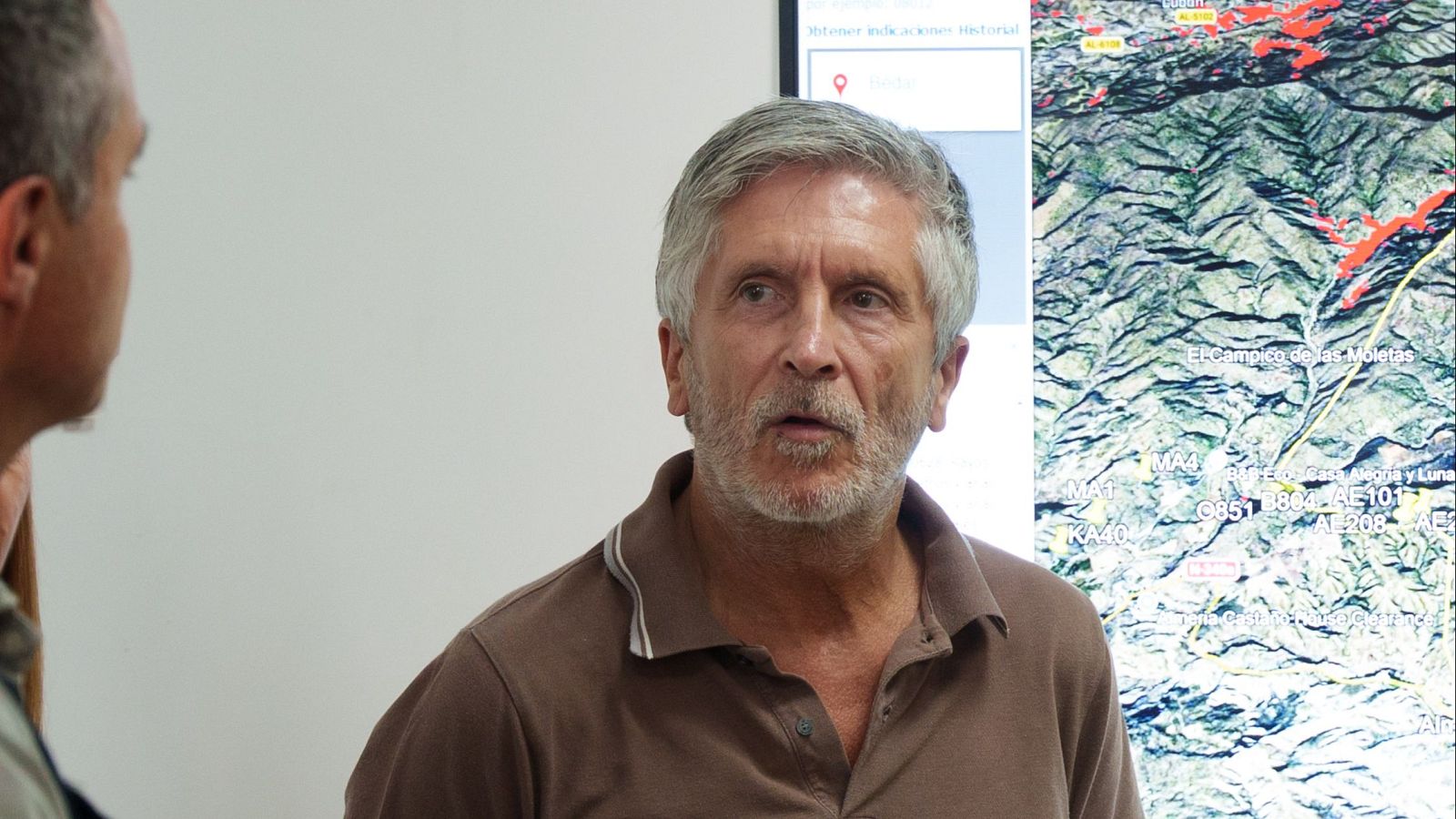 El ministro del Interior, Fernando Grande-Marlaska, se ha desplazado hasta el puesto de mando del incendio que se ha declarado en Almería y que, por el momento, deja 12 víctimas mortales.