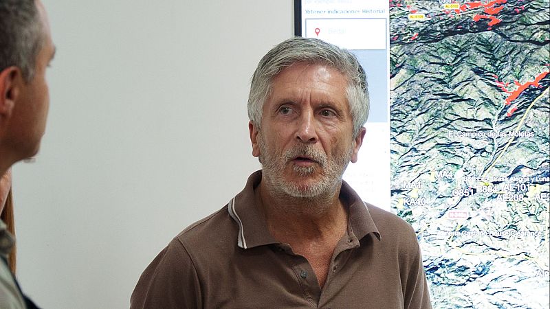 El ministro del Interior, Fernando Grande-Marlaska, se ha desplazado hasta el puesto de mando del incendio que se ha declarado en Almería y que, por el momento, deja 12 víctimas mortales.