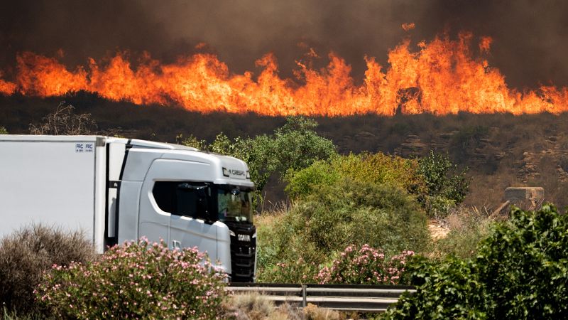 Milloren les condicions per contenir el tràgic incendi d'Almeria - L'Informatiu | Ver