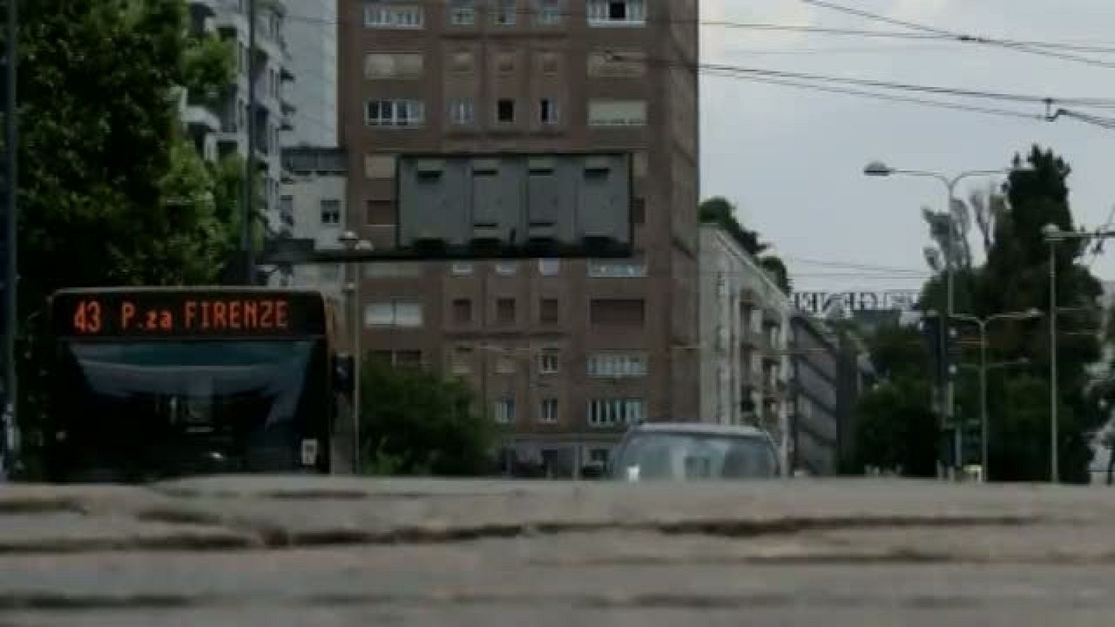 El escarabajo verde - Suspendidas en el aire - El escarabajo verde | Ver