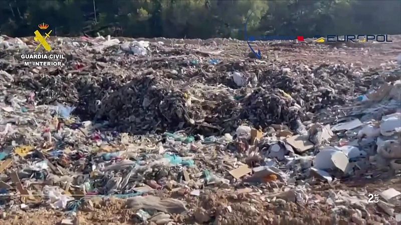 Desarticulada una trama per enterrar 46.000 tones de residus tòxics a Catalunya - L'Informatiu | Veure