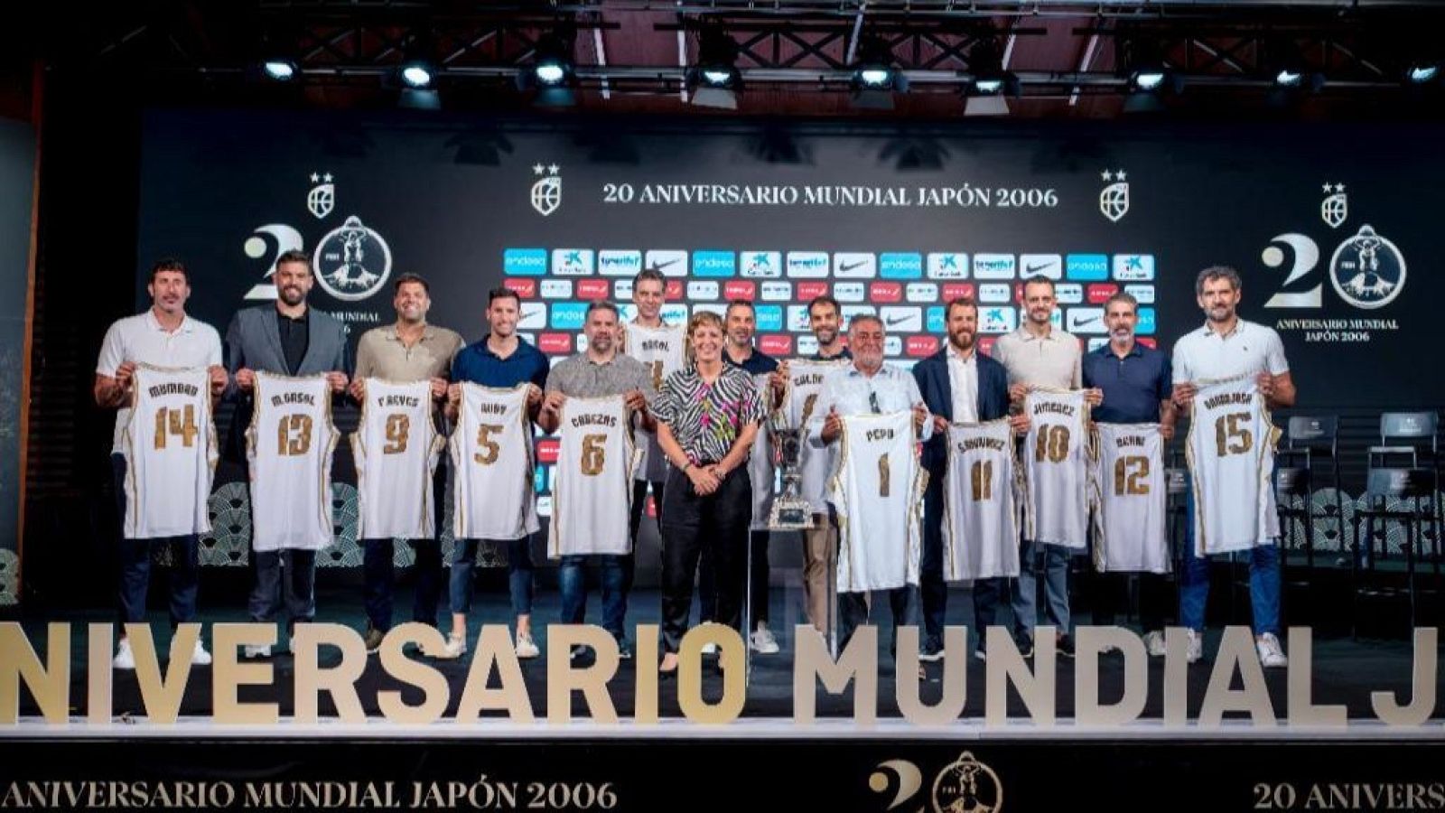 Celebración del 20 aniversario del Mundial de Baloncesto 2006 con la Selección Española. Figuras como Pau Gasol, Marc Gasol y Sergio Scariolo presentes.
