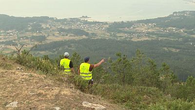 Grupos de veci�os voluntarios xiv�an o monte para previr incendios