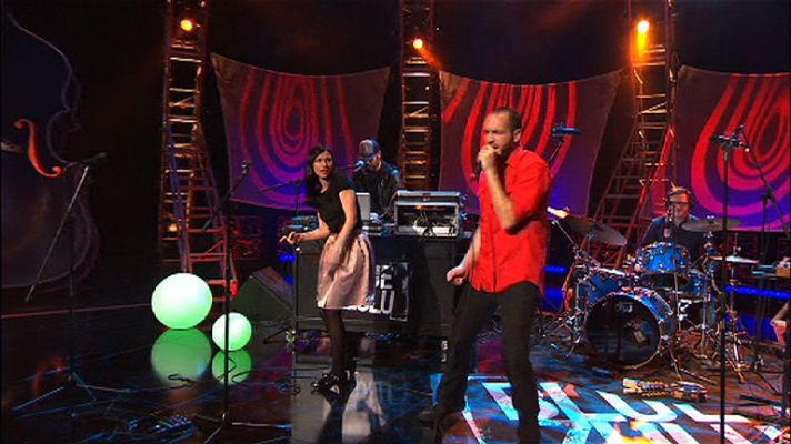 Blue Zulu - Blue Zulu: Delafé y las flores azules - "De ti sin mí" (rough version)