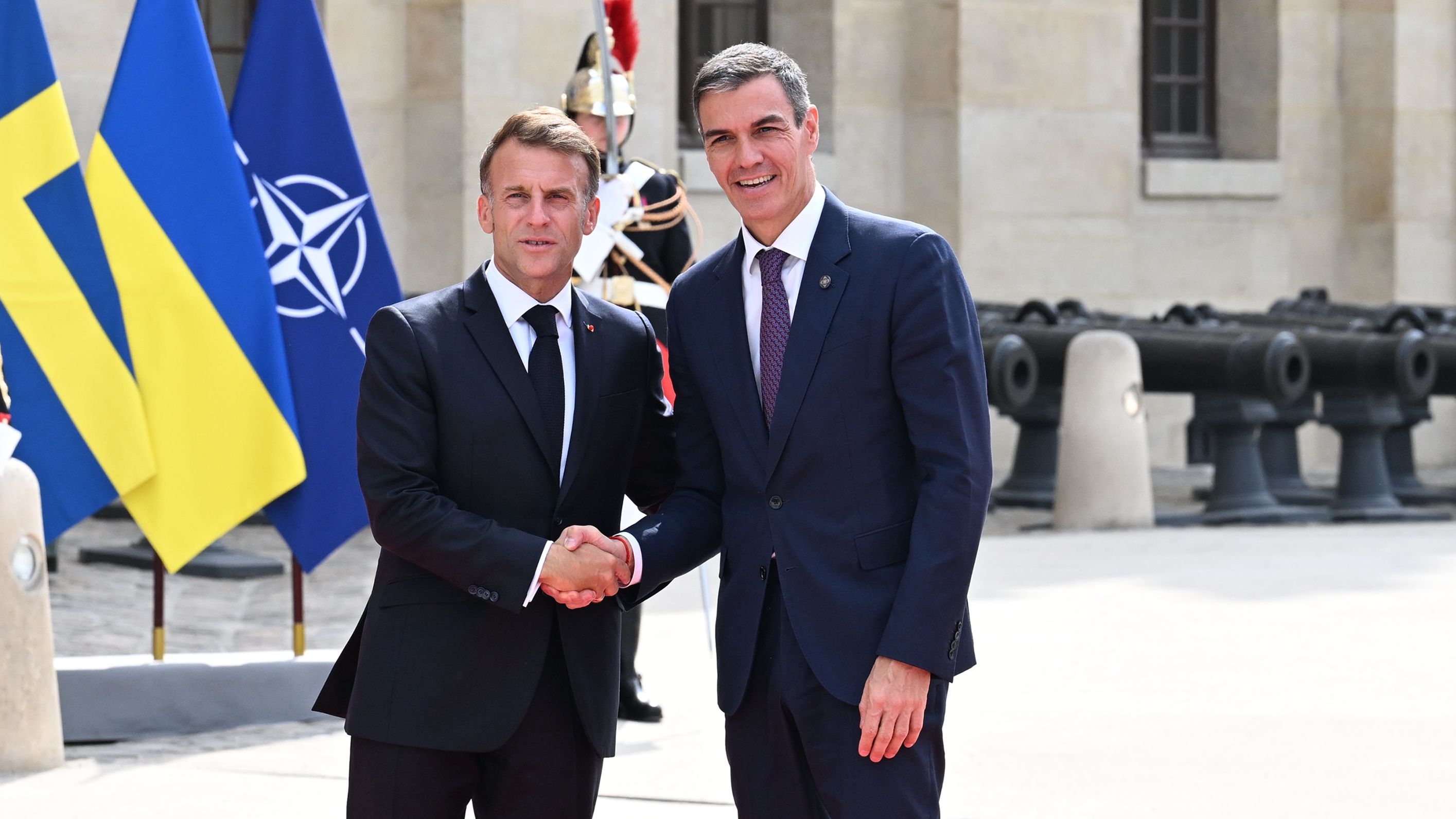 Sánchez se muestra "avergonzado" ante el primer ministro francés tras la  polémica por el artículo de Rajoy