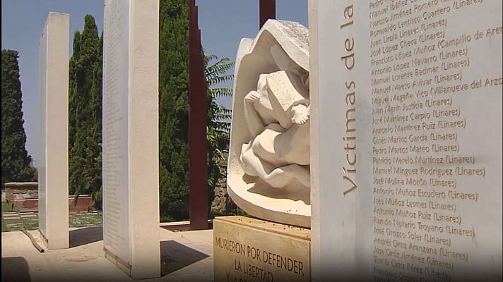 RTVE Noticias Vídeo - Trabajos para la exhumación de la fosa número 25 en el cementerio de Linares, Jaén
