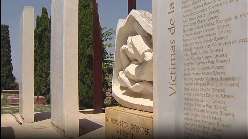 Trabajos para la exhumación de la fosa número 25 en el cementerio de Linares, Jaén | Ver ahora