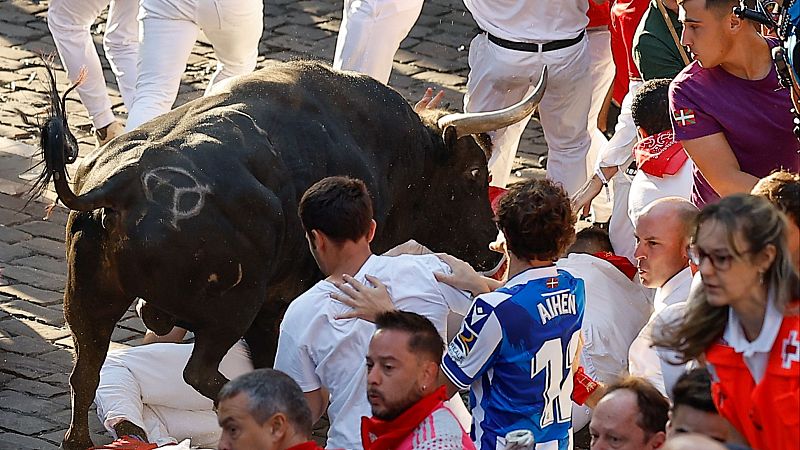 Los Jandilla hacen honor a su fama y dejan dos corneados en el octavo encierro - Telenavarra | Ver