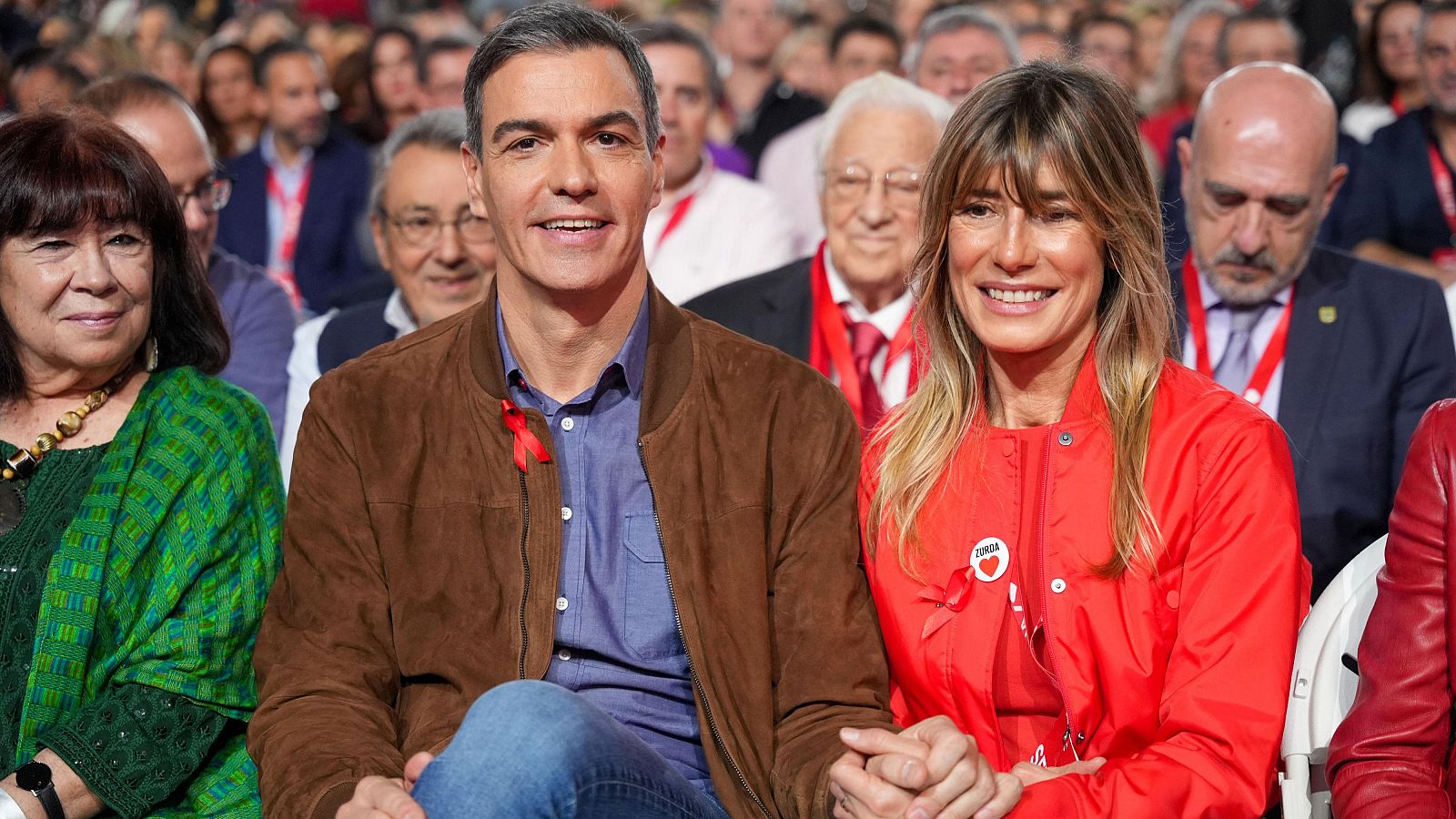 Reacciones políticas tras reclamar el juez Peinado que Begoña Gómez demuestre que fue a la graduación de su hija | Ver